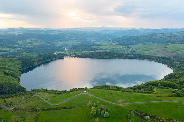 Widok na jezioro Issarles z kamperem na pierwszym planie Le Lacd'Issarles Ardeche AuvergneRhoneAlpes Francja