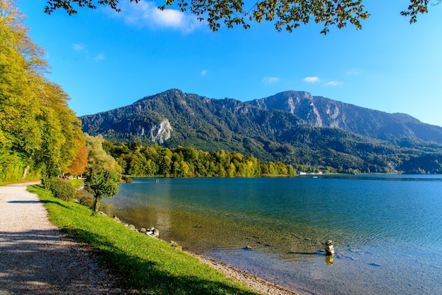 Widok na jezioro Kochelsee Kochel Góry Kochelsee Alpy jesienią Bawaria Bayern Niemcy