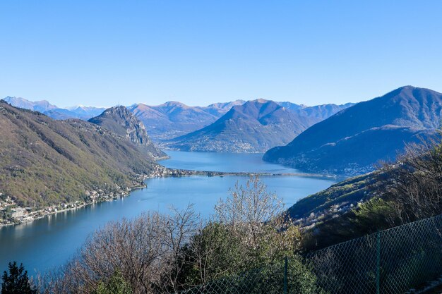 Zdjęcie widok na jezioro lugano i otaczające je góry z serpiano ticino w szwajcarii