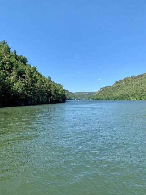 Widok na jezioro na tle jasnego niebieskiego nieba