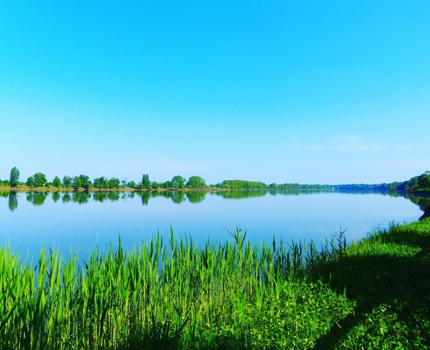 Widok na jezioro na tle jasnego niebieskiego nieba