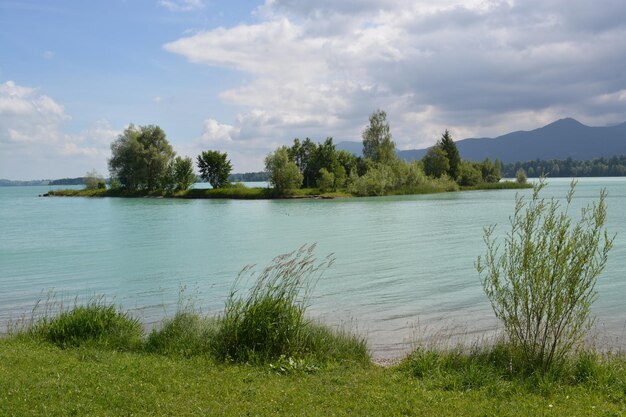 Zdjęcie widok na jezioro na tle nieba