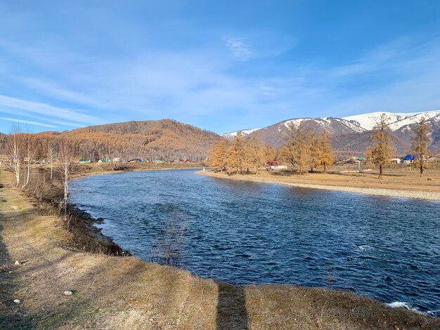 Zdjęcie widok na jezioro na tle nieba