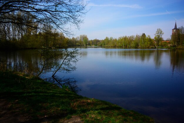 Widok Na Jezioro Na Tle Nieba