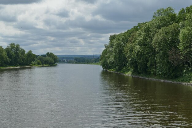 Zdjęcie widok na jezioro na tle nieba