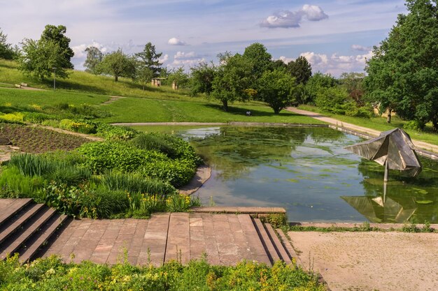 Zdjęcie widok na jezioro na tle nieba