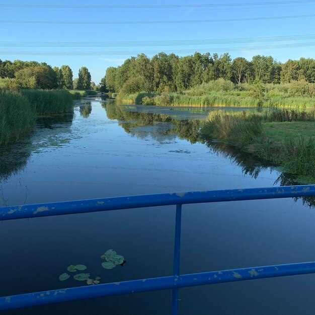 Zdjęcie widok na jezioro na tle nieba