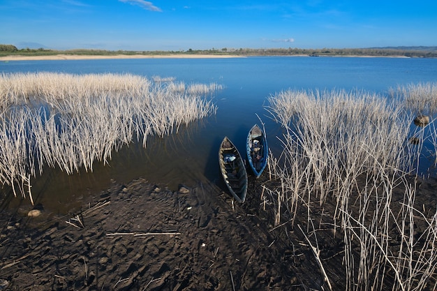 Zdjęcie widok na jezioro na tle nieba