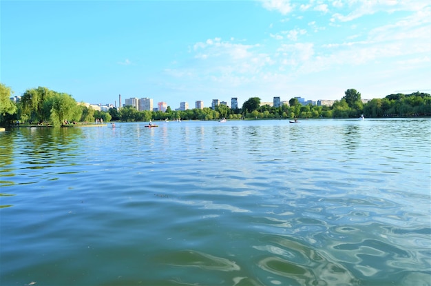 Zdjęcie widok na jezioro na tle nieba