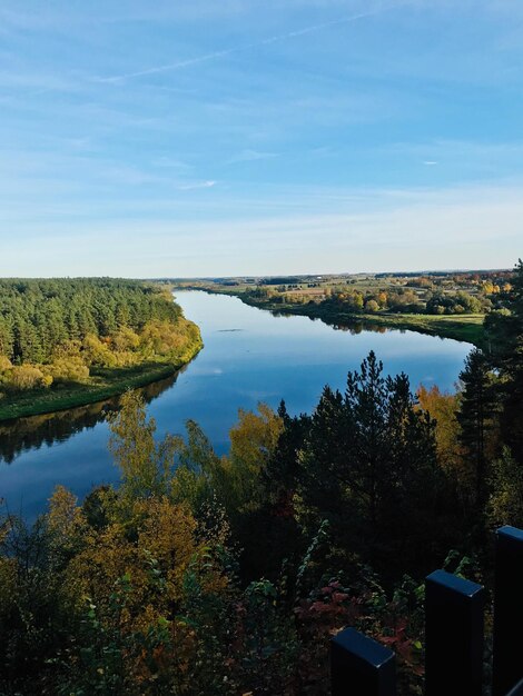 Zdjęcie widok na jezioro na tle nieba