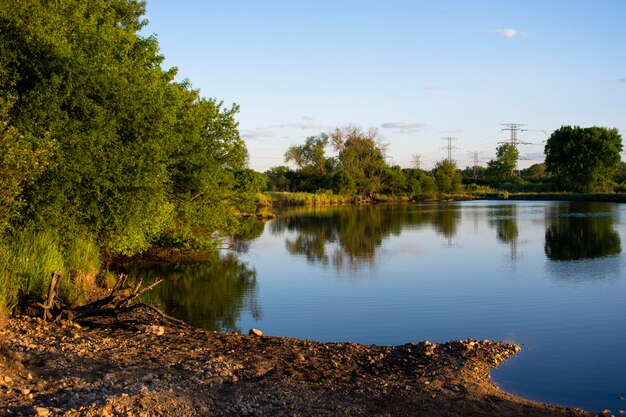 Zdjęcie widok na jezioro na tle nieba