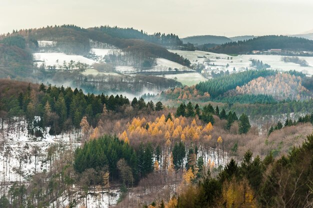 Zdjęcie widok na jezioro na tle nieba