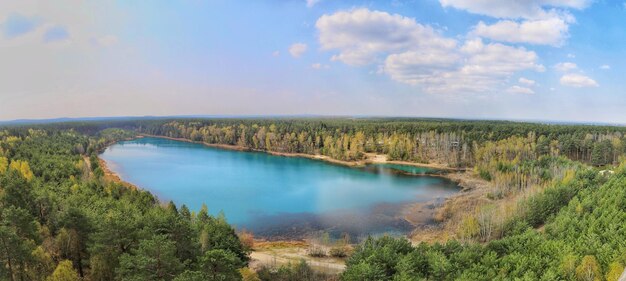 Zdjęcie widok na jezioro na tle nieba