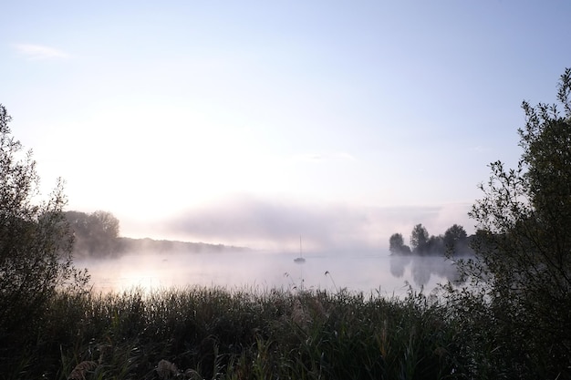 Zdjęcie widok na jezioro na tle nieba