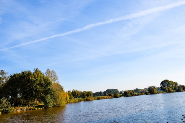 Zdjęcie widok na jezioro na tle nieba