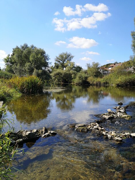 Zdjęcie widok na jezioro na tle nieba