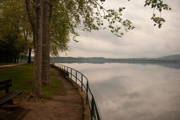 Widok Na Jezioro Na Tle Nieba