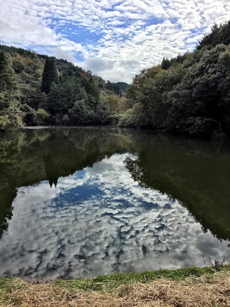 Zdjęcie widok na jezioro na tle nieba