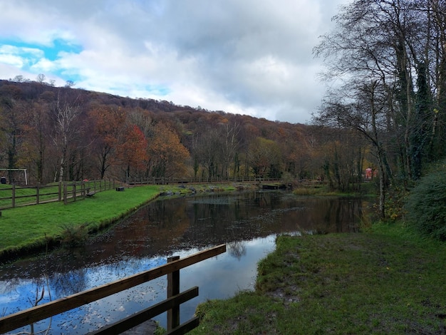 Zdjęcie widok na jezioro na tle nieba