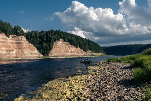 Widok Na Jezioro Na Tle Nieba