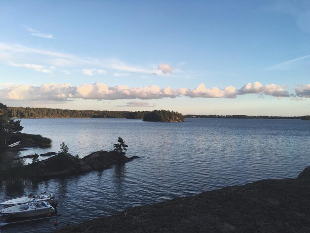 Zdjęcie widok na jezioro na tle nieba