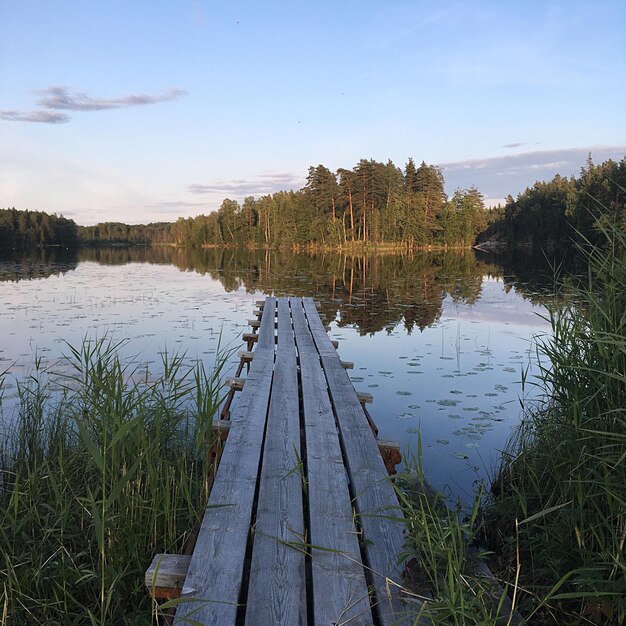 Zdjęcie widok na jezioro na tle nieba