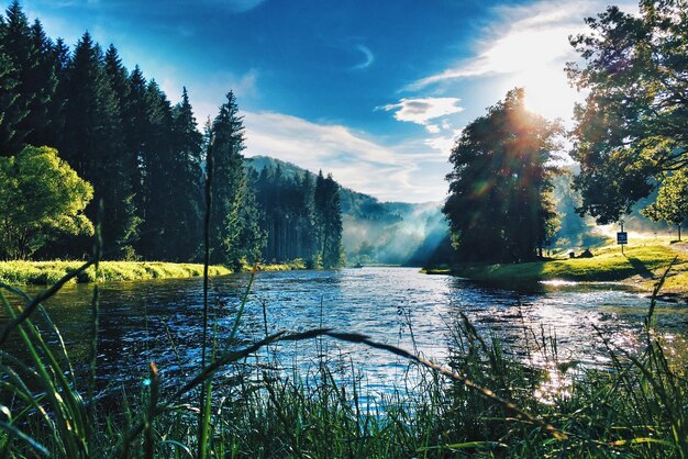 Zdjęcie widok na jezioro na tle nieba