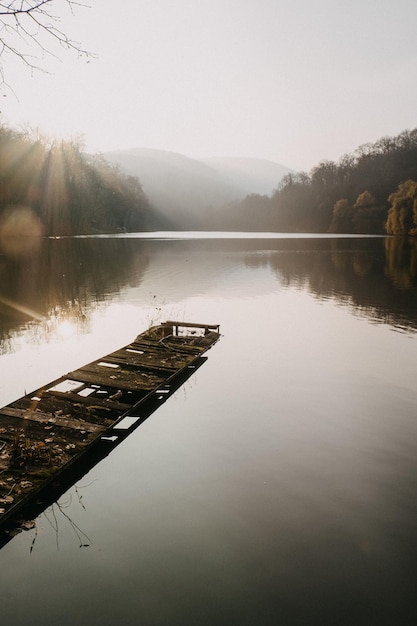 Widok Na Jezioro Na Tle Nieba