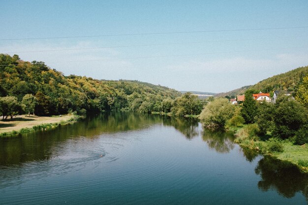 Zdjęcie widok na jezioro na tle nieba