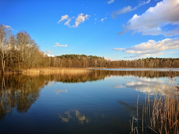 Zdjęcie widok na jezioro na tle nieba