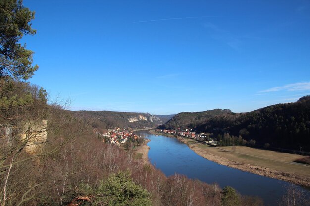 Widok na jezioro na tle niebieskiego nieba