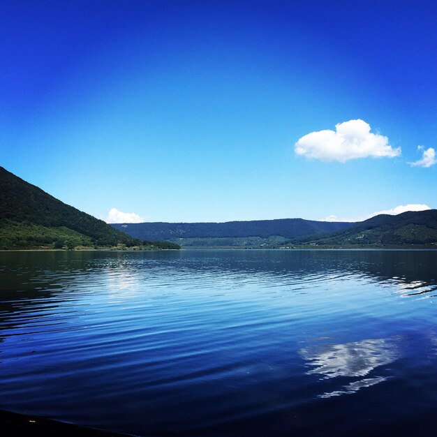 Zdjęcie widok na jezioro na tle niebieskiego nieba