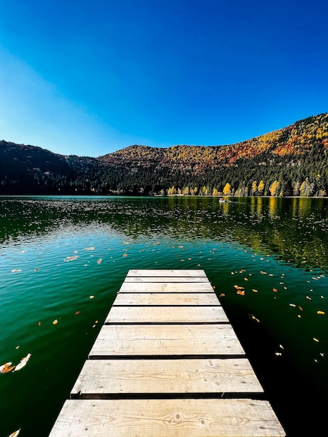 Widok na jezioro na tle niebieskiego nieba