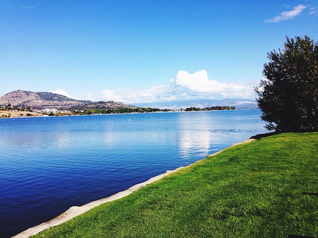 Widok na jezioro Okanagan na tle nieba
