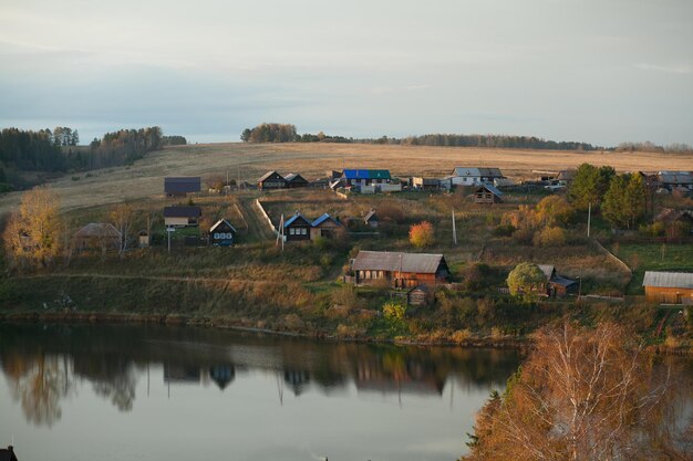 Zdjęcie widok na jezioro przez budynek na tle nieba