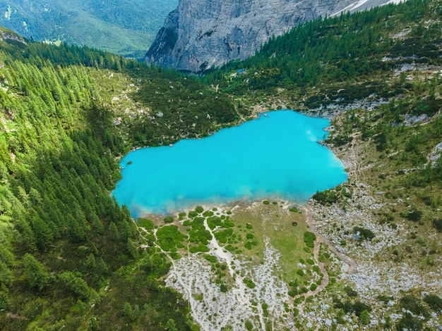 Widok na jezioro Sorapis w górach Dolomitów, Cortina d'Ampezzo, Włochy. Piękne alpejskie jezioro Lago di Sorapis. Strzał z drona. Cel podróży