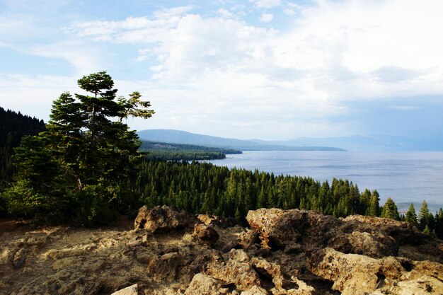 Zdjęcie widok na jezioro tahoe na chmurnym niebie