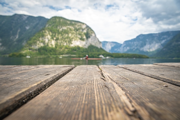 Widok Na Jezioro W Austriackim Grodzkim Hallstatt Podczas Sezonu Turystycznego W Lecie