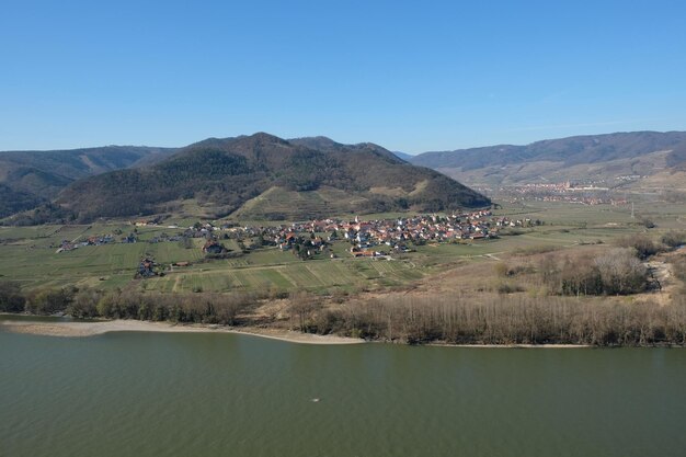 Zdjęcie widok na jezioro w tle czystego nieba