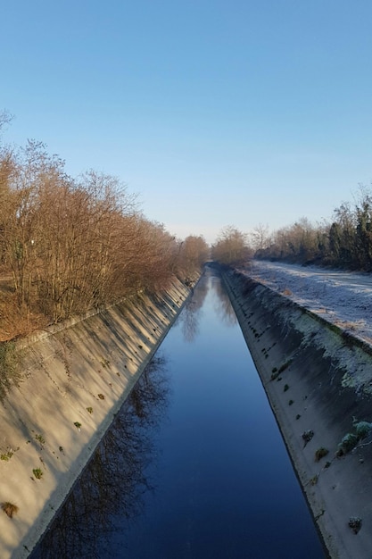 Widok na jezioro w tle czystego nieba