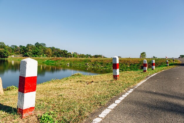 Zdjęcie widok na jezioro w tle czystego nieba