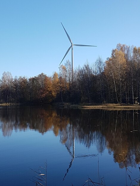 Zdjęcie widok na jezioro w tle czystego nieba