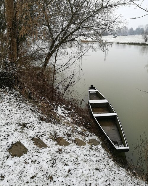 Zdjęcie widok na jezioro w zimie