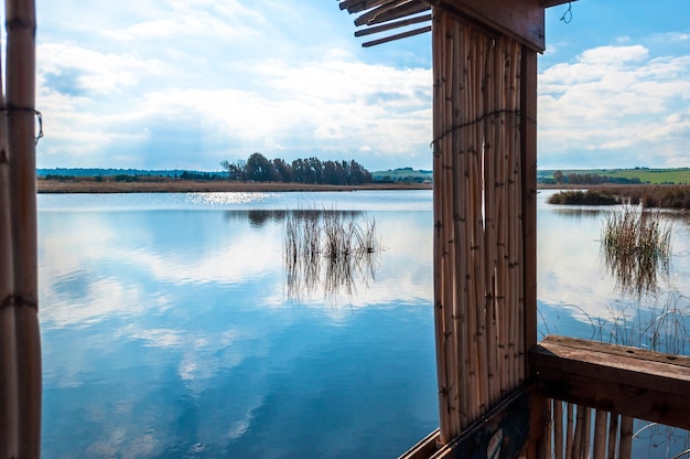 Widok na jezioro z budynku z trzcin