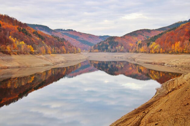 Widok na jezioro z górą na tle nieba