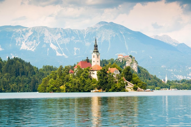 Widok na jezioro z pasem górskim w tle