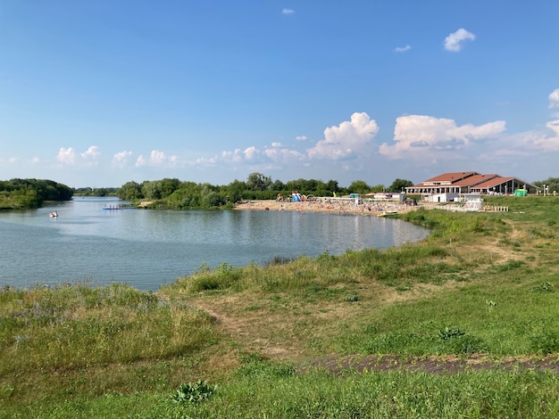 Widok Na Jezioro Z Plażą I Restauracją?