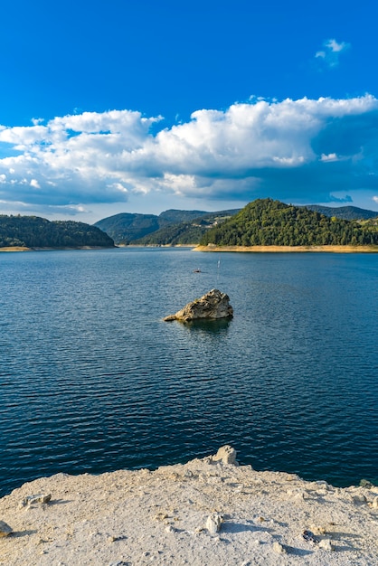 Widok na jezioro Zaovine w Serbii