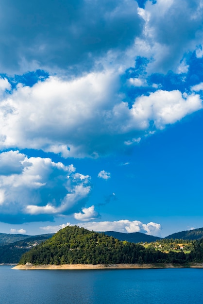 Widok na jezioro Zaovine w Serbii