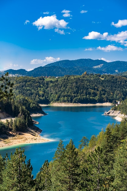 Widok na jezioro Zaovine w Serbii